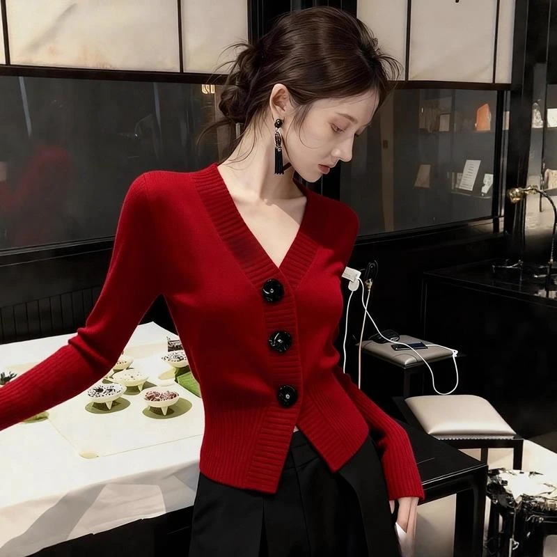 复古红色V领纽扣针织开衫女秋冬2025年新款洋气时髦修身掐腰毛衣