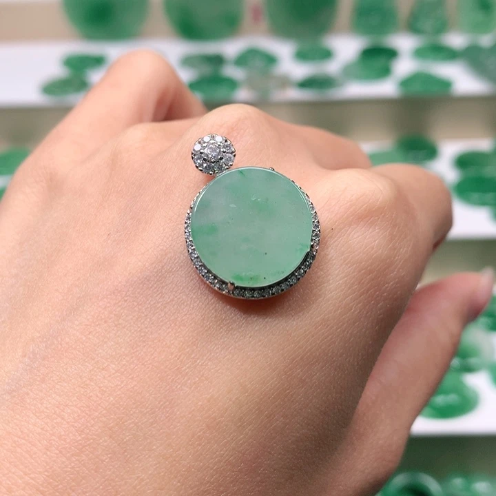 颈饰未镶嵌石英质玉