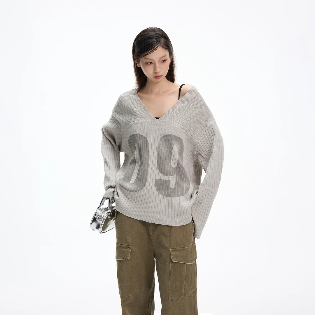 JUMPNEXT复古宽松设计感数字印花V领毛衣针织长袖球衣露肩上衣
