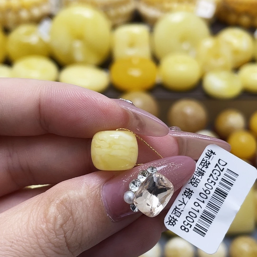 琥珀未镶嵌裸石11.7*10.0mm妖花老型瑕