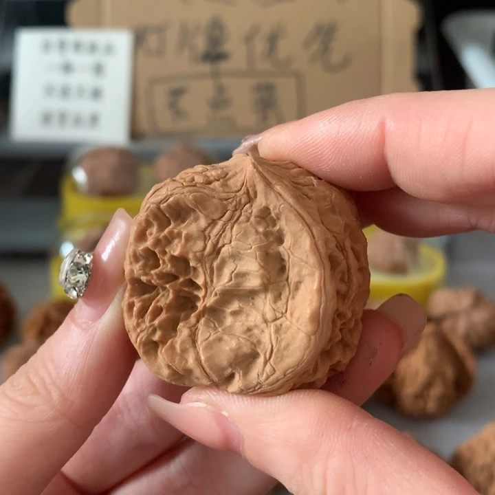 吴***密吊坠文玩核桃异形导致，有瑕疵
