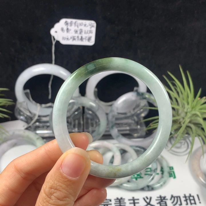 翡翠未镶嵌手镯66号。52.8圈
