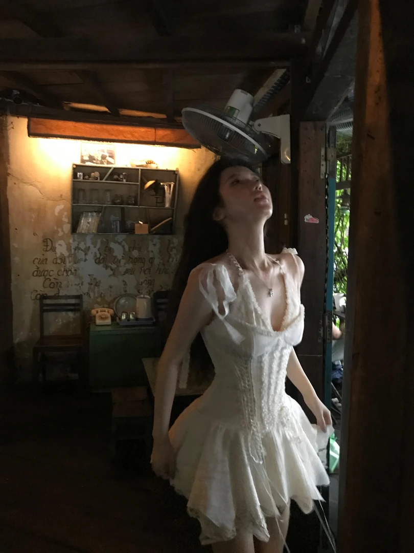 法式纯欲风辣妹性感绑带蕾丝花边吊带连衣裙气质收腰显瘦复古短裙