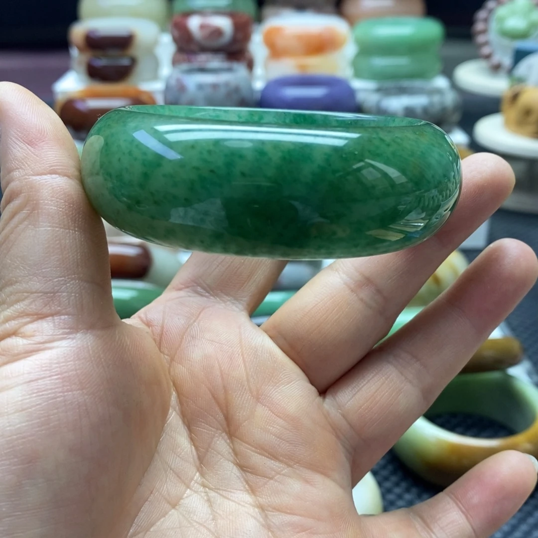 杨***红石英质玉未镶嵌手镯