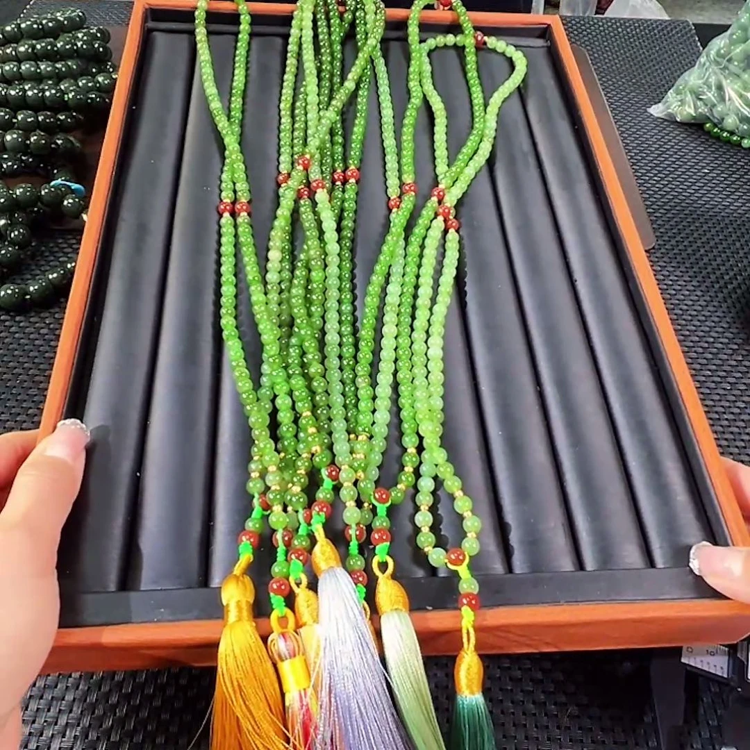 和田玉（碧玉）未镶嵌颈饰卡6发其一