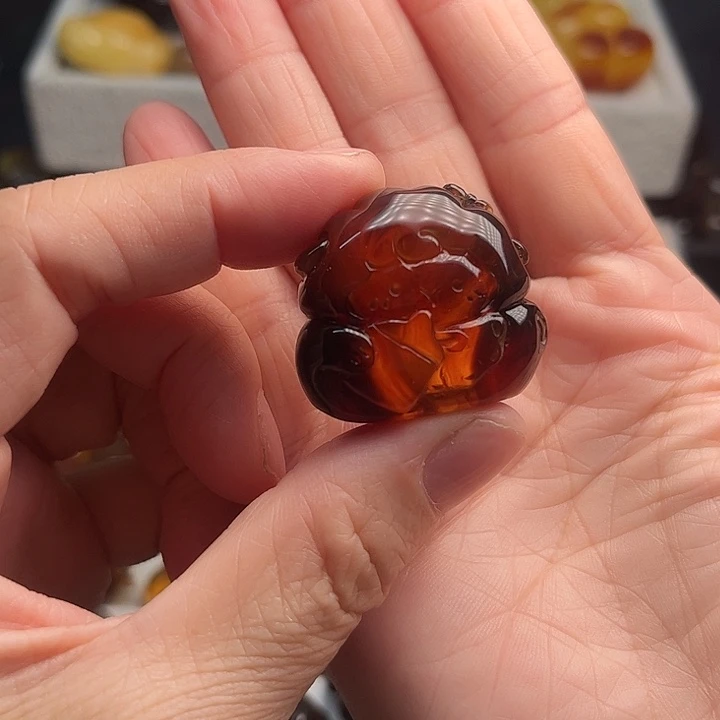 琥珀未镶嵌颈饰羊