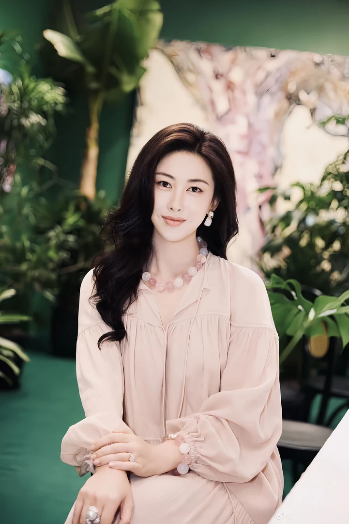 朱珠同款粉色V领长袖连衣裙女2025年夏季新款温柔宽松度假长裙子
