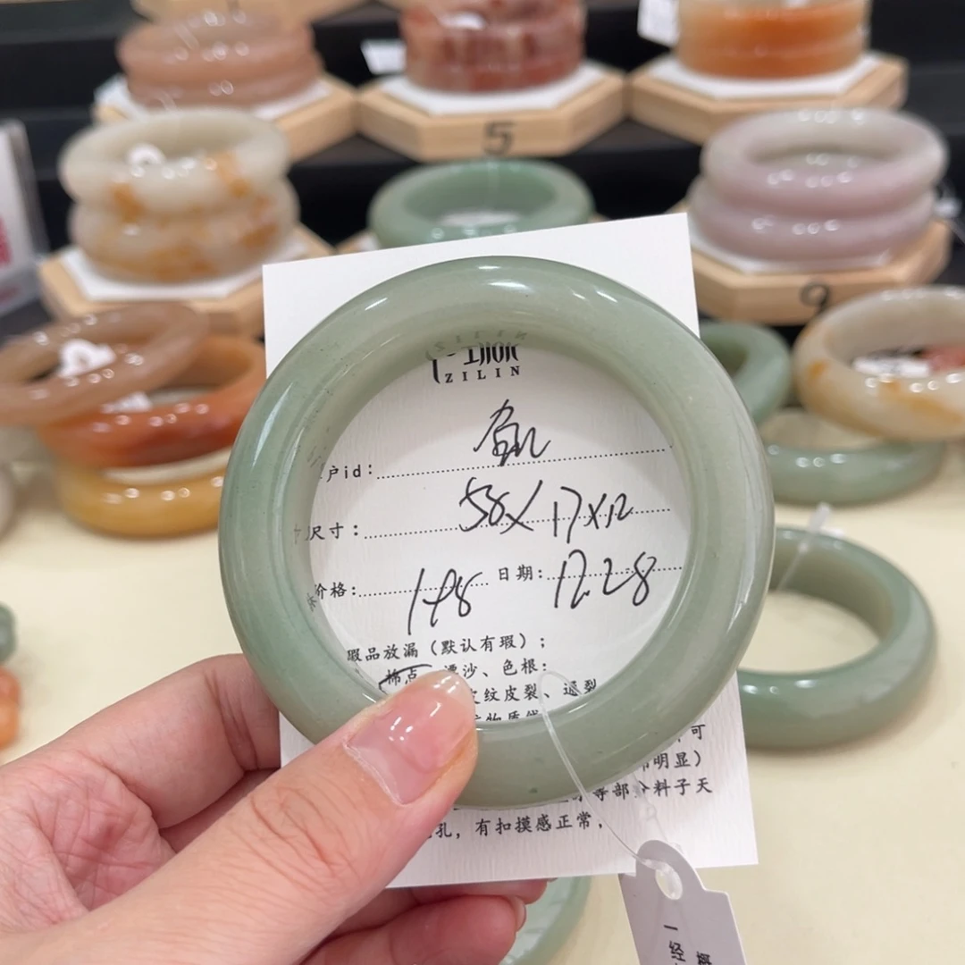 未镶嵌手镯石英质玉鱼*?