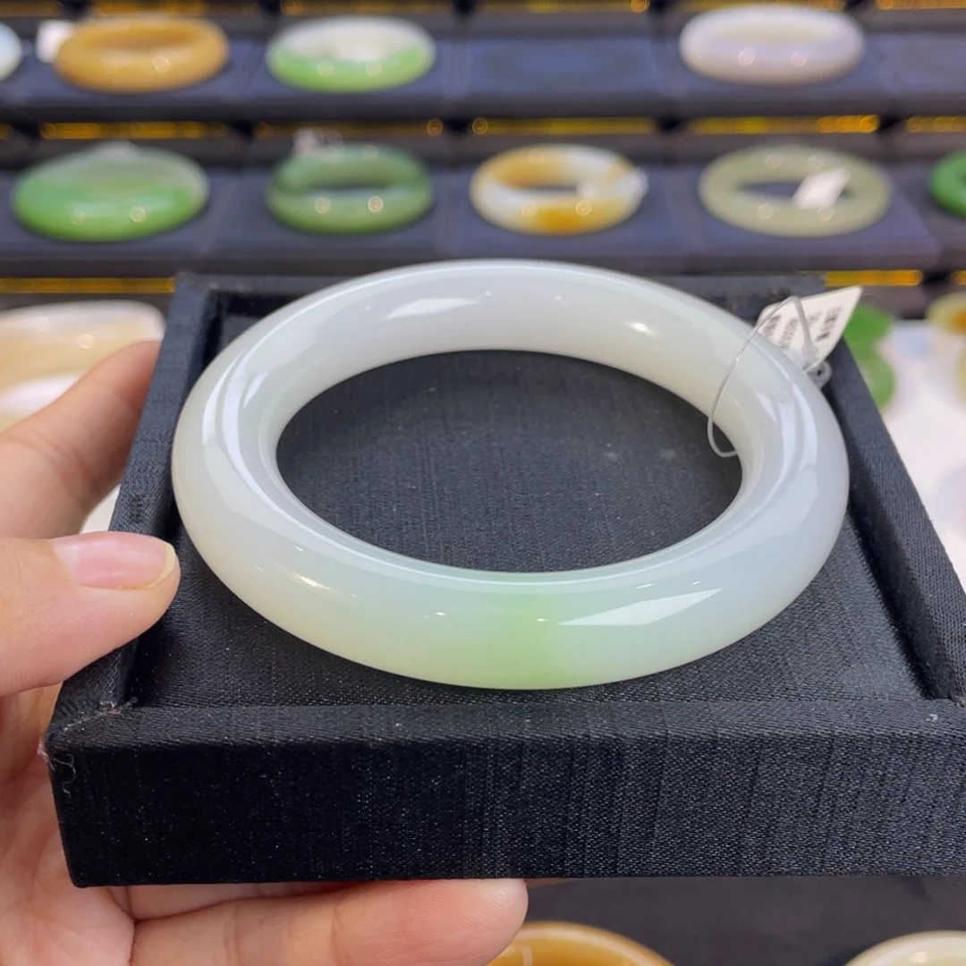 未镶嵌手镯和田玉-白底翠青胖圆条58