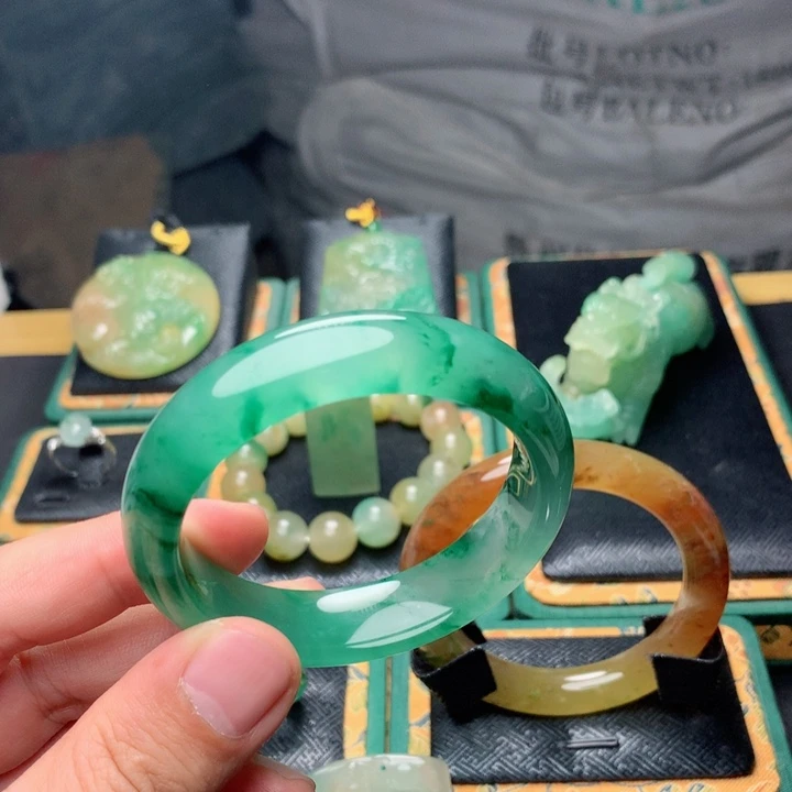 石英质玉手镯未镶嵌