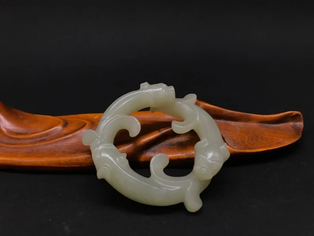 和田玉高浮雕镂空龙凤玉佩