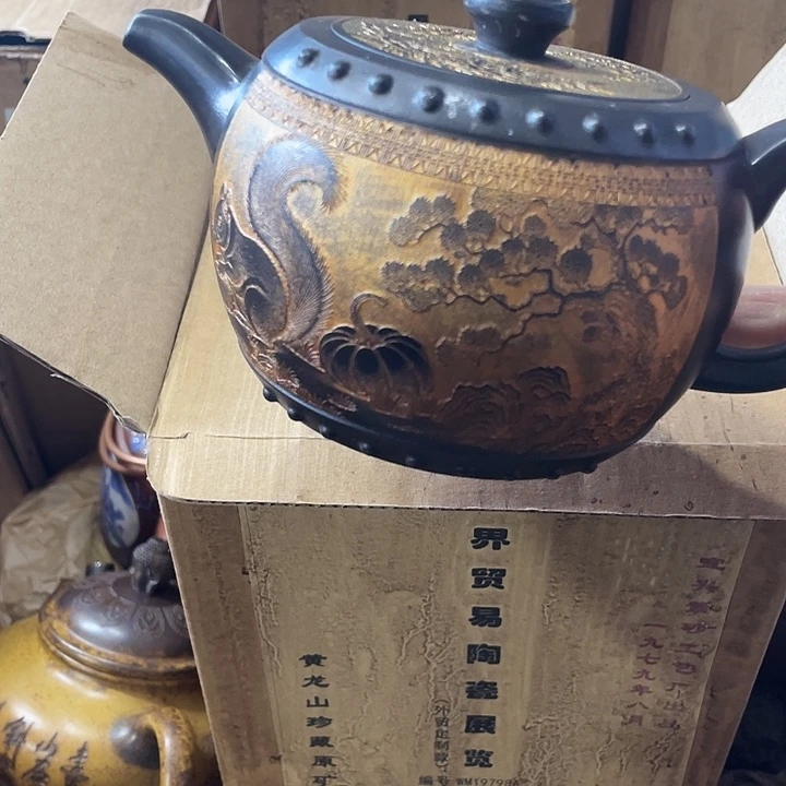 茶壶紫砂原矿泥料手工制作的一把紫砂壶。