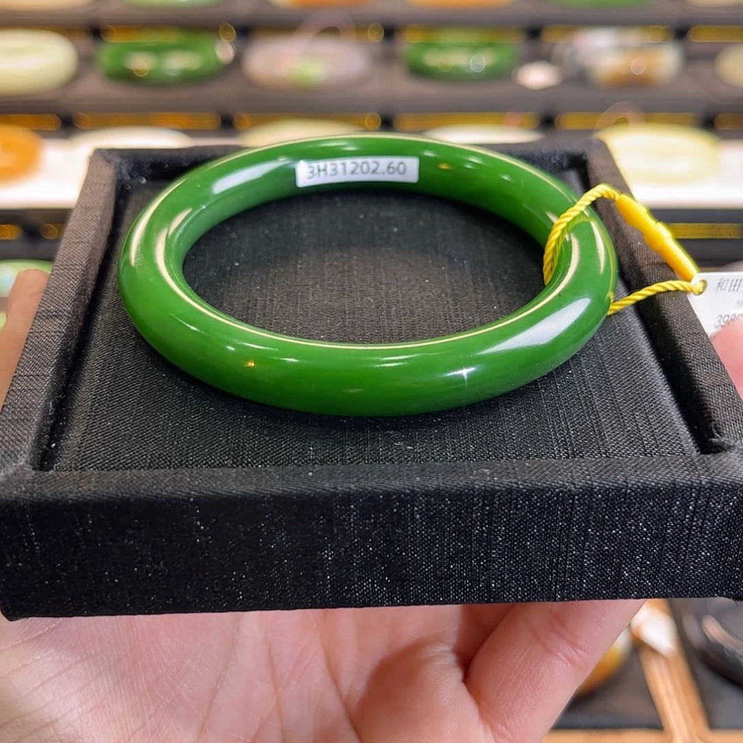 和田玉未镶嵌手镯满色绿艳阳绿