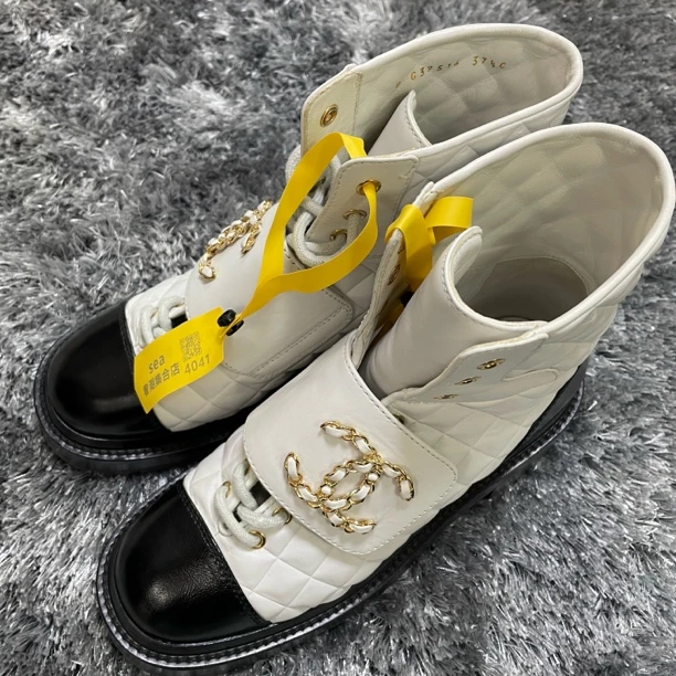 95新 Chanel/香奈儿 金属logo魔术贴女士白色马丁靴37.5/4041