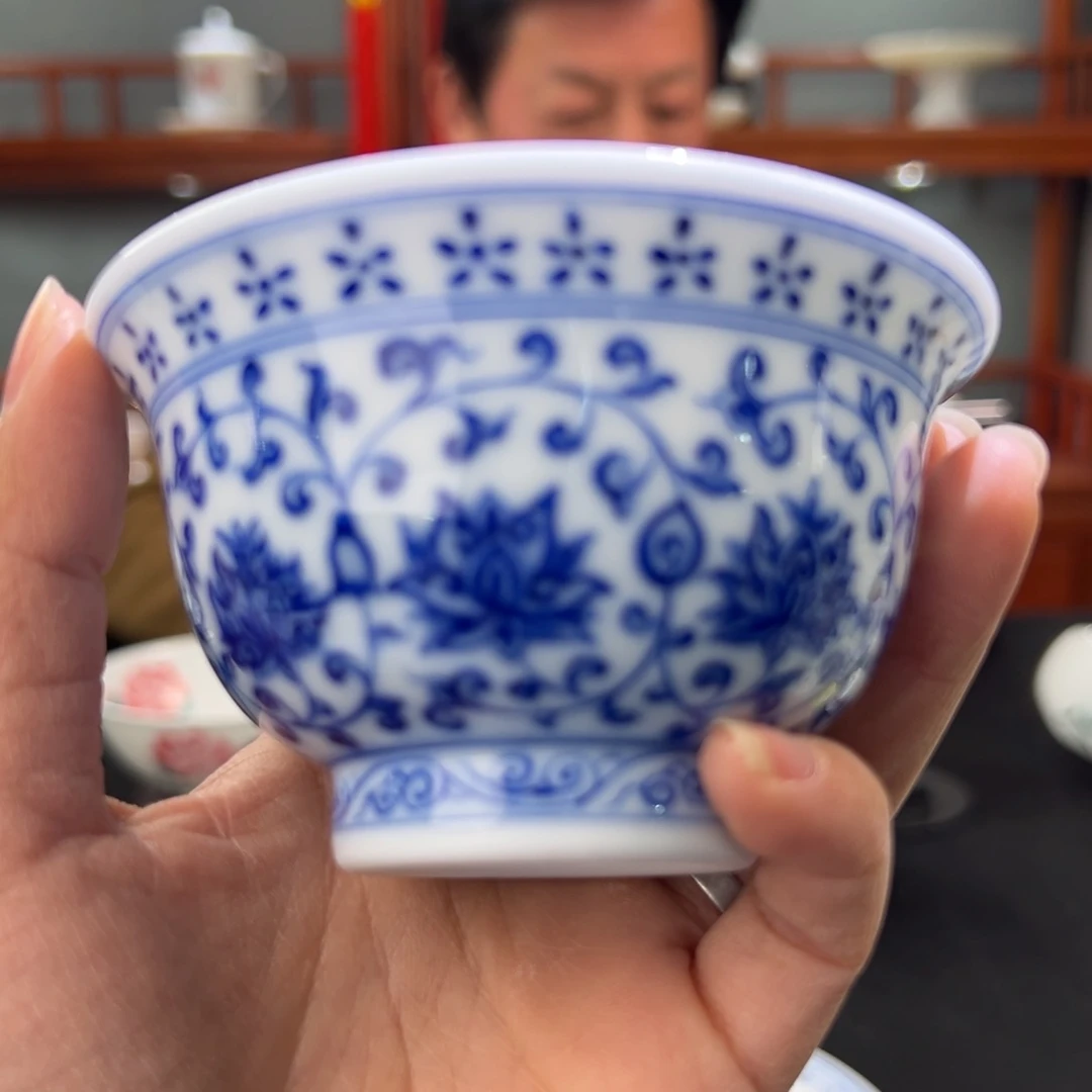 柴窑青花缠枝莲压手杯