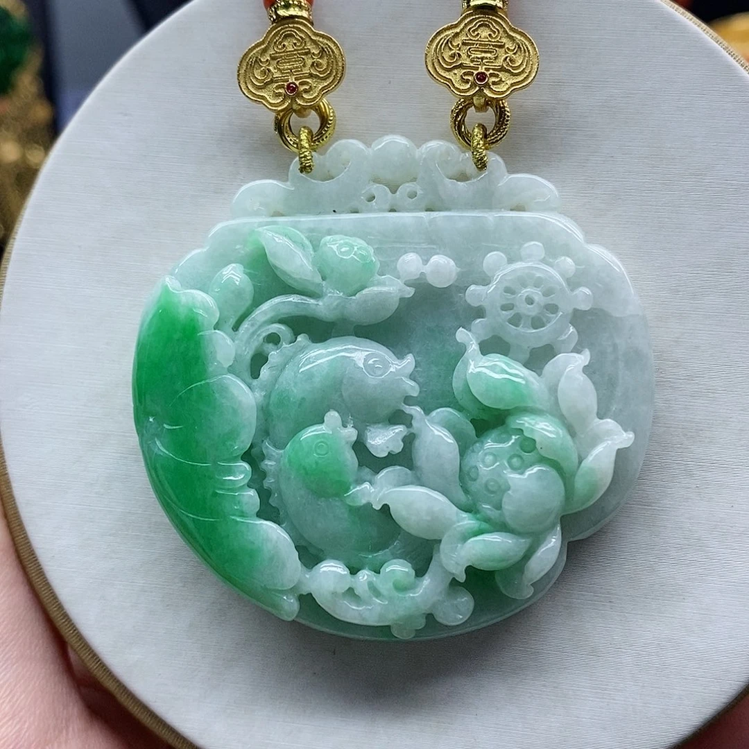 翡翠未镶嵌吊坠(赠链)