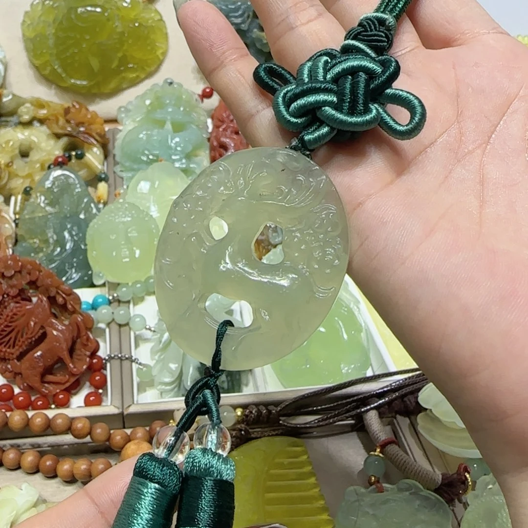 未镶嵌蛇纹石玉吊坠