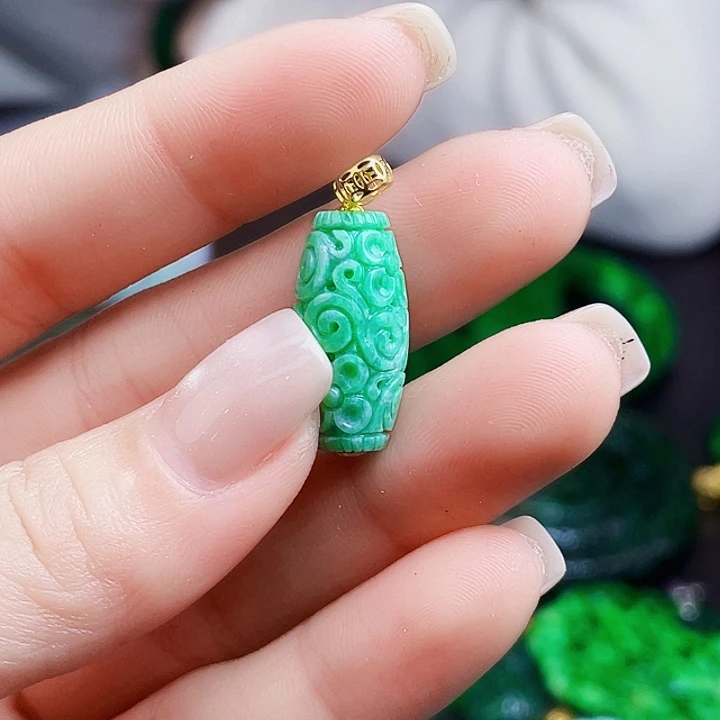 翡翠18K金镶嵌颈饰多样性