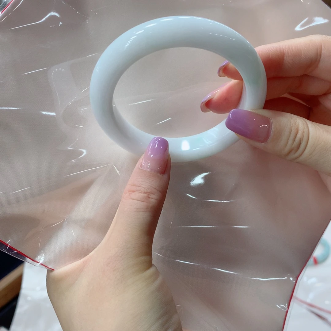 翡翠手镯未镶嵌女**女买断