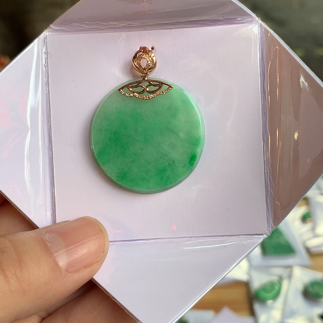 翡翠18K金镶嵌颈饰圆牌