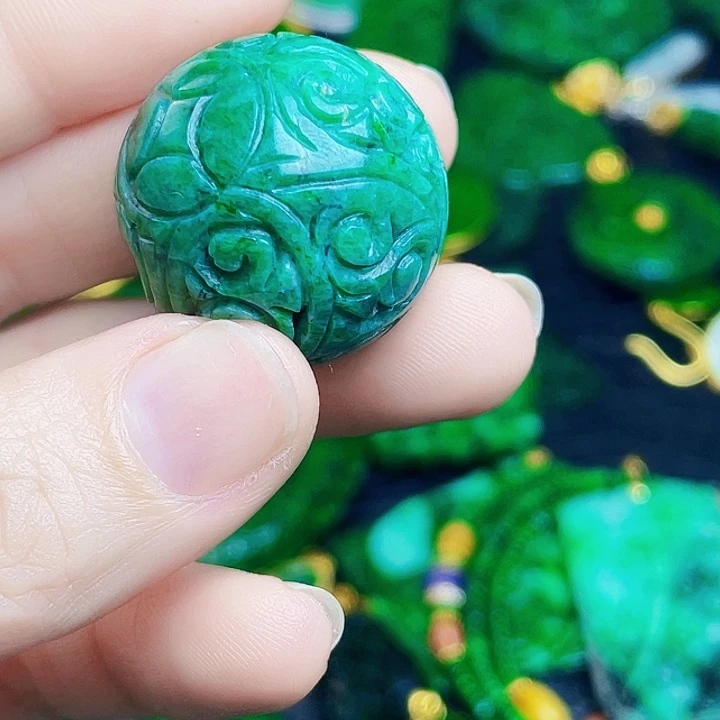 颈饰未镶嵌翡翠多样性