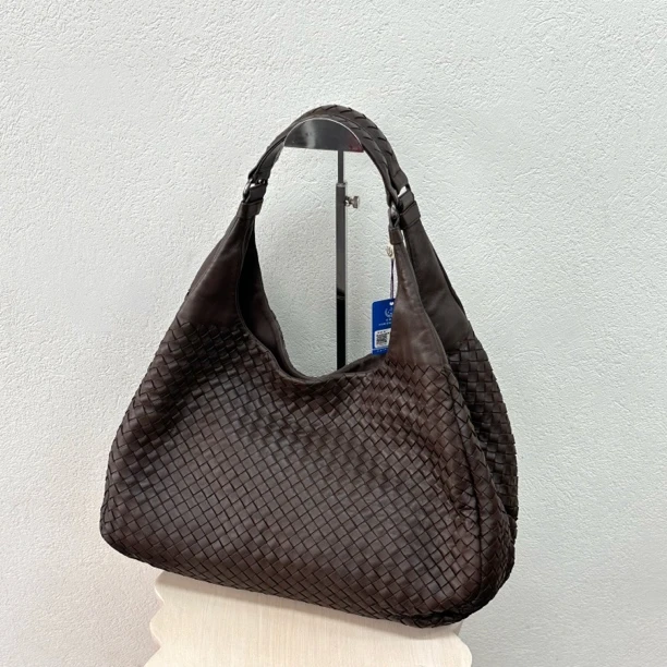 95新 BOTTEGA VENETA/葆蝶家 乌木棕编织大号hobo单肩包 118626