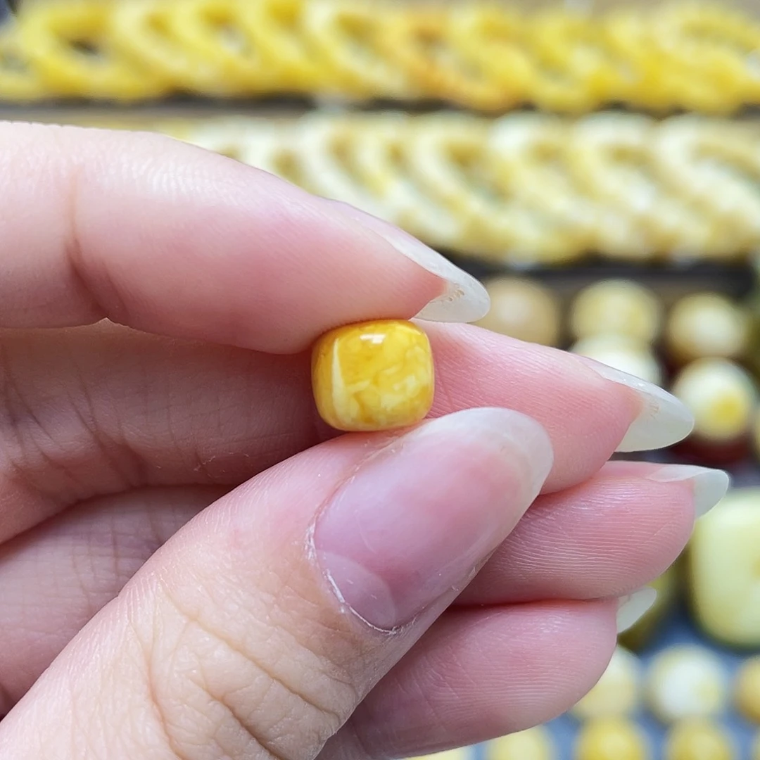 未镶嵌琥珀裸石8.3*7.2mm氧化款老型瑕疵