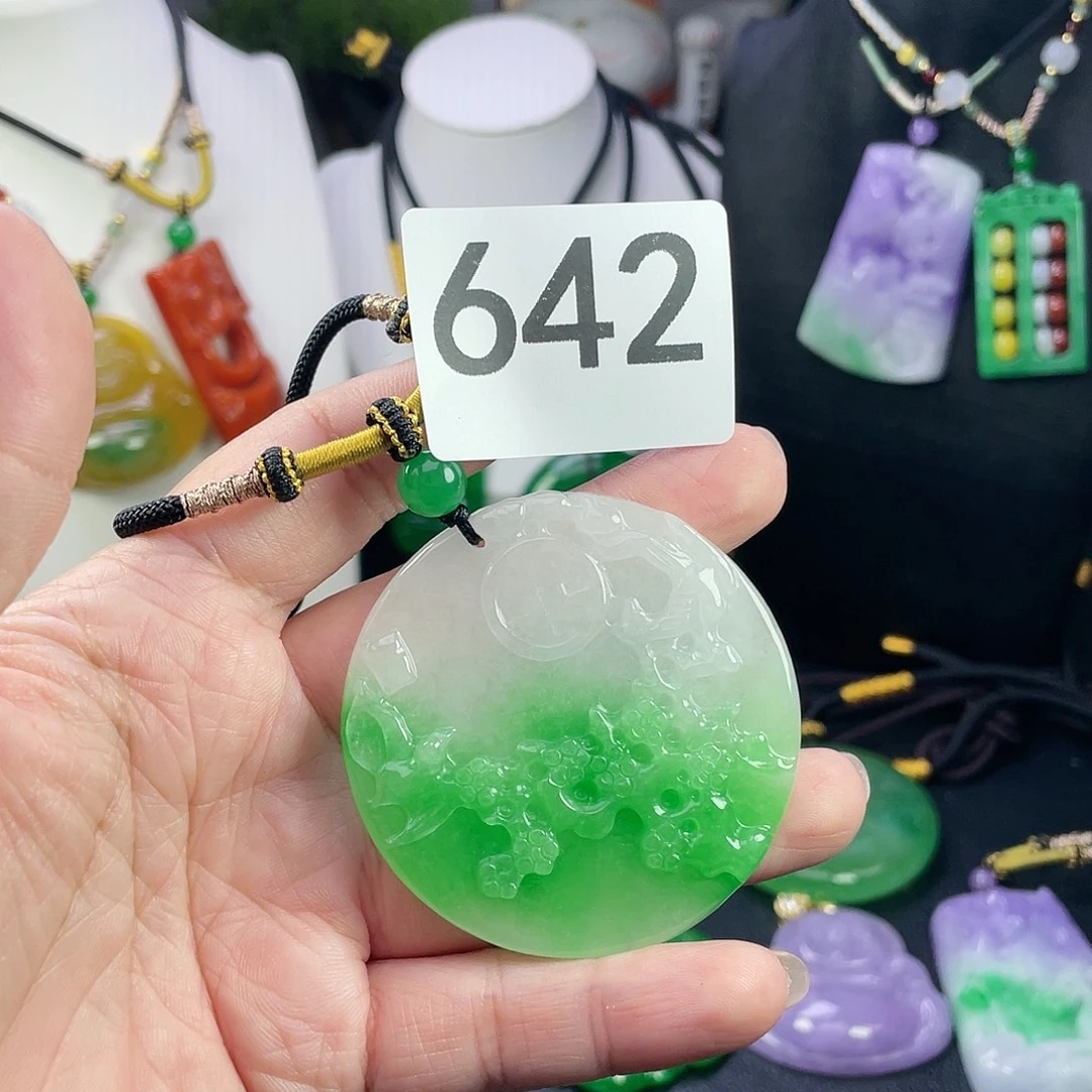 翡翠未镶嵌吊坠(赠链)