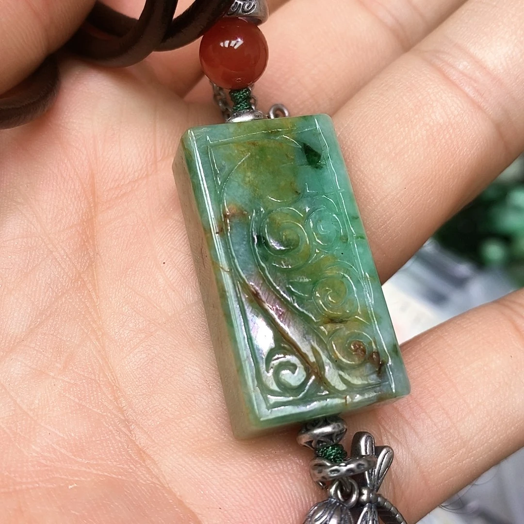 颈饰未镶嵌翡翠漂亮美眉