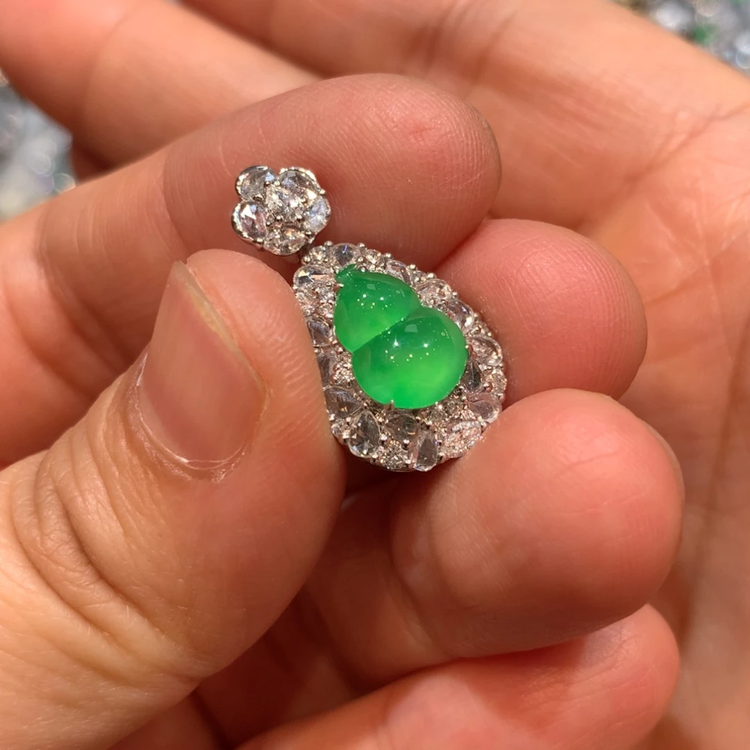 翡翠18K金镶嵌颈饰吊坠