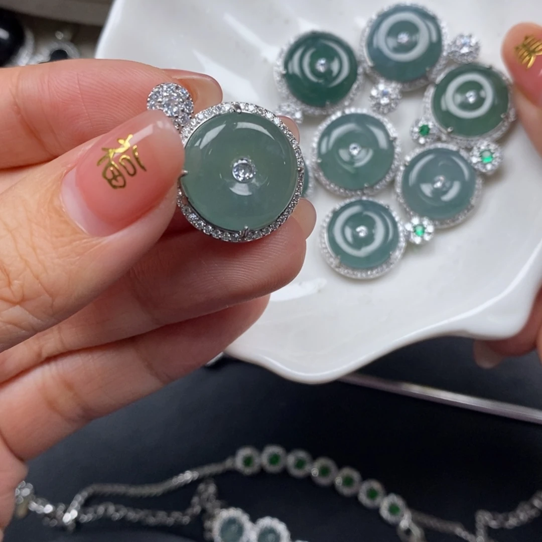 翡翠颈饰未镶嵌翡翠