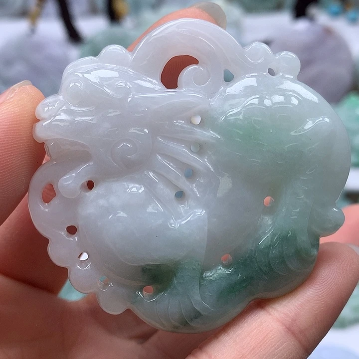 翡翠未镶嵌颈饰麒麟两面工艺福利