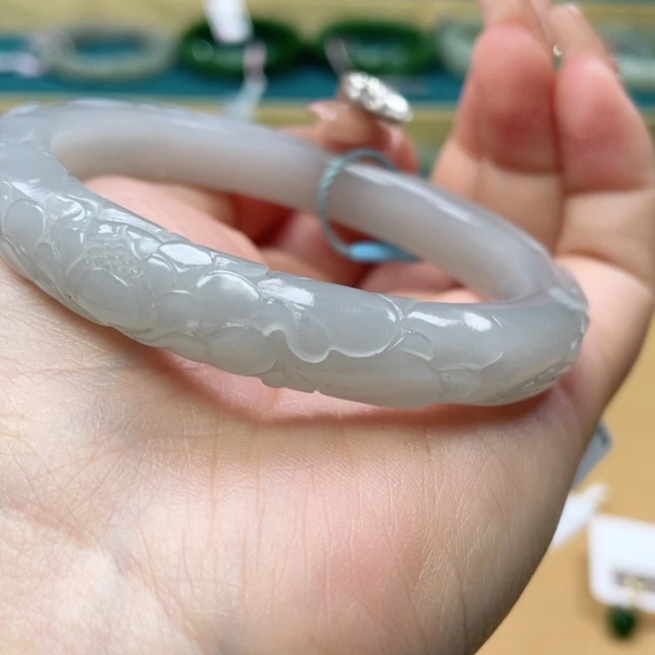 和田玉手镯6o圈口。编号12未镶嵌