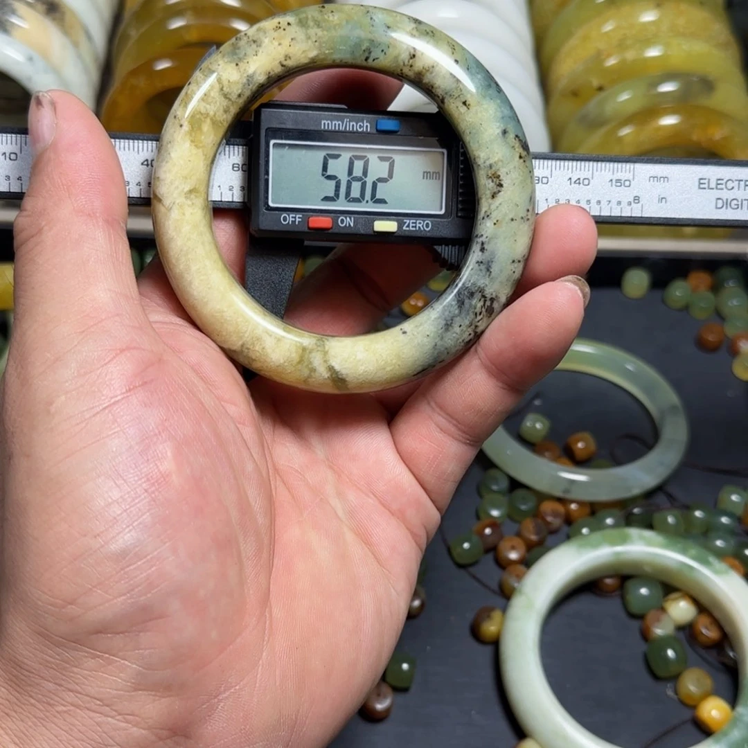 未镶嵌蛇纹石玉镯子