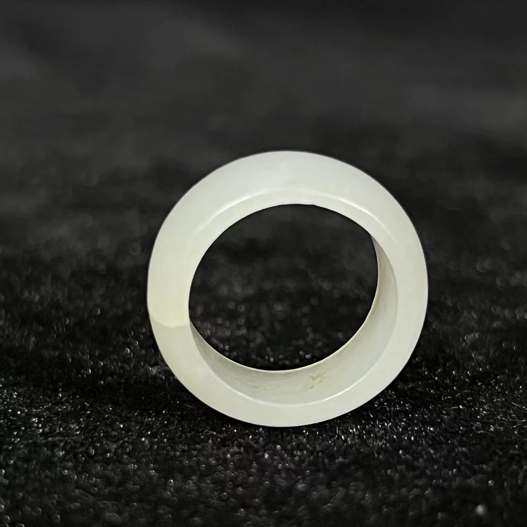 Lot23:  白玉戒指（有裂）内：16.7mm/4.3g