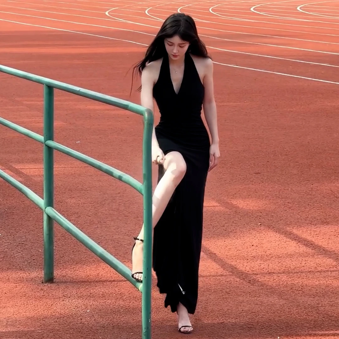 法式气质黑色挂脖吊带连衣裙女夏2025新款高级感收腰显瘦长裙5447