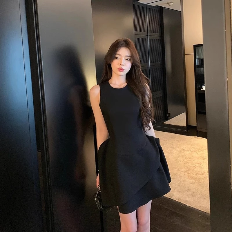 但你butyou不规则裁剪无袖连衣裙女千金收腰显瘦设计感花苞小黑裙