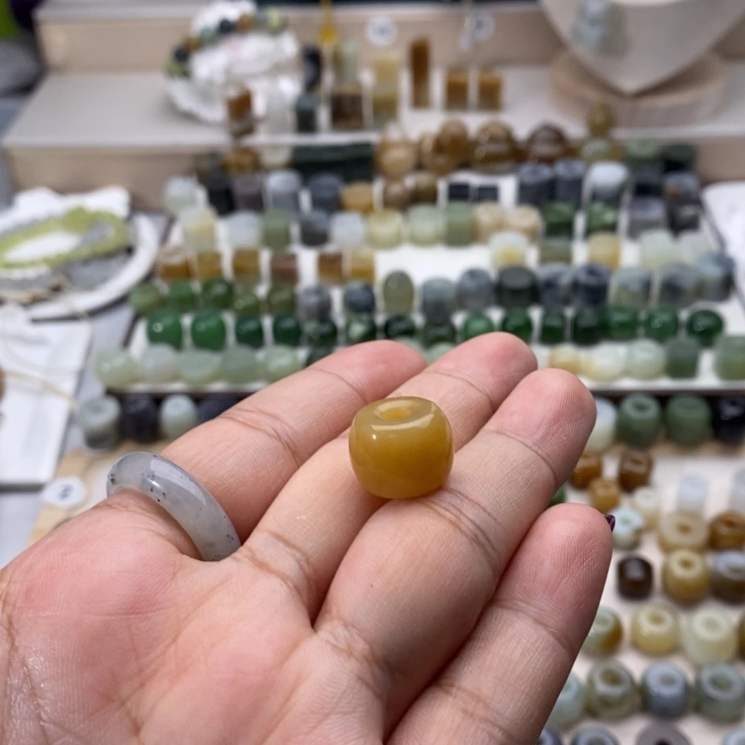 L****和田玉未镶嵌颈饰买断