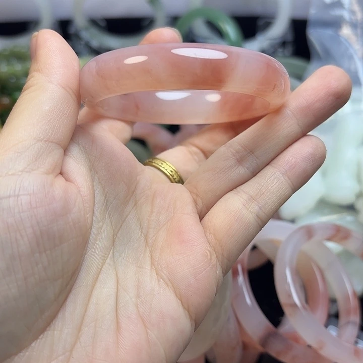 锡***贸石英岩玉未镶嵌手镯