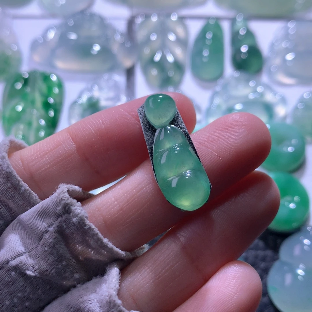 翡翠未镶嵌颈饰豆