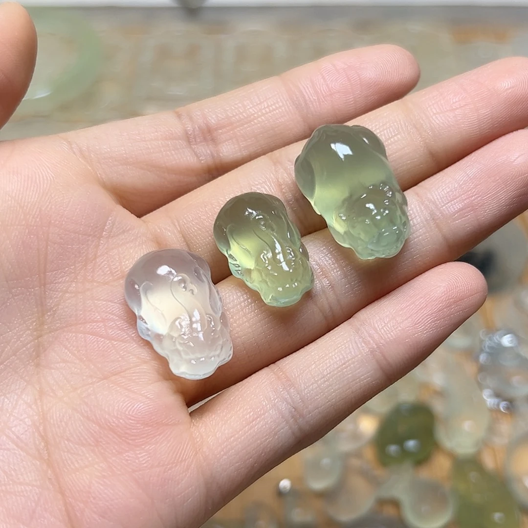 用***3岫玉未镶嵌颈饰吊坠