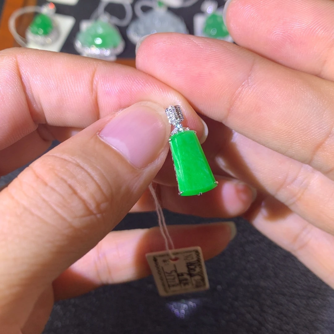 翡翠18K金镶嵌颈饰翡翠