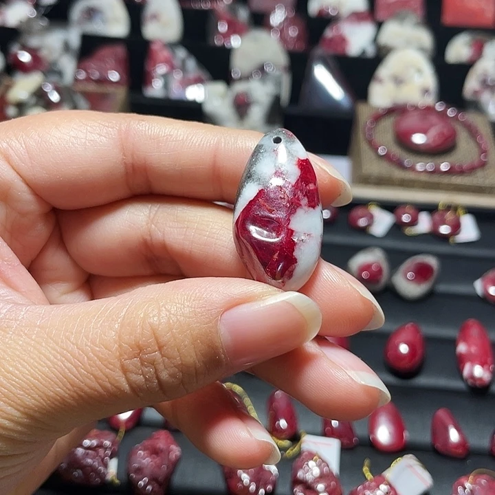 天然辰砂原石晶体吊坠