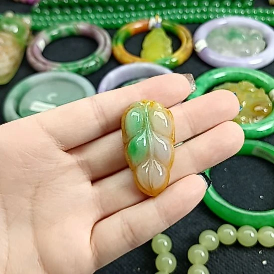 翡翠挂件未镶嵌翡翠