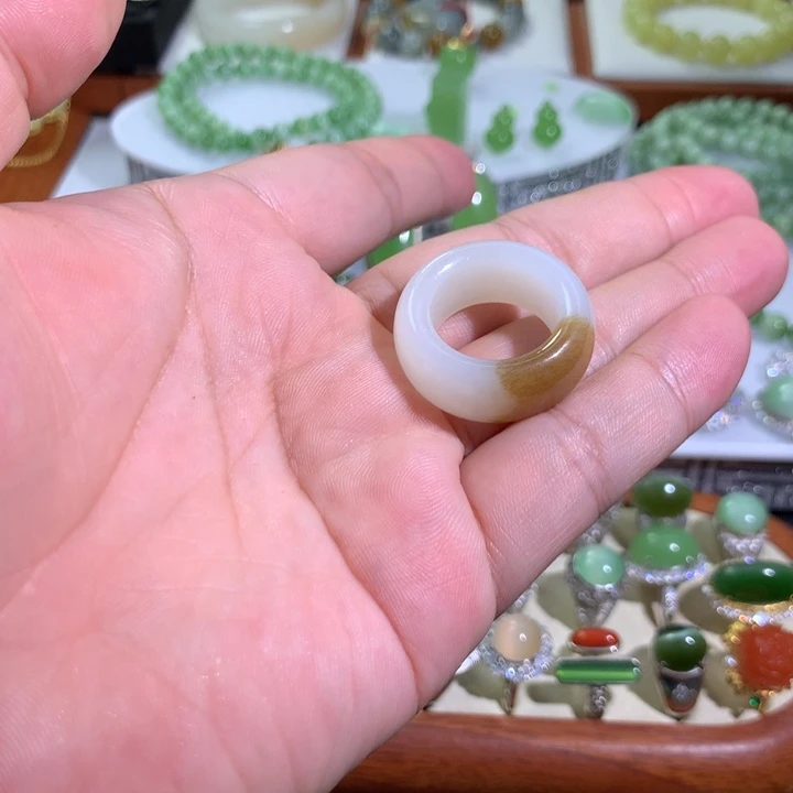 到***卦和田玉未镶嵌戒指