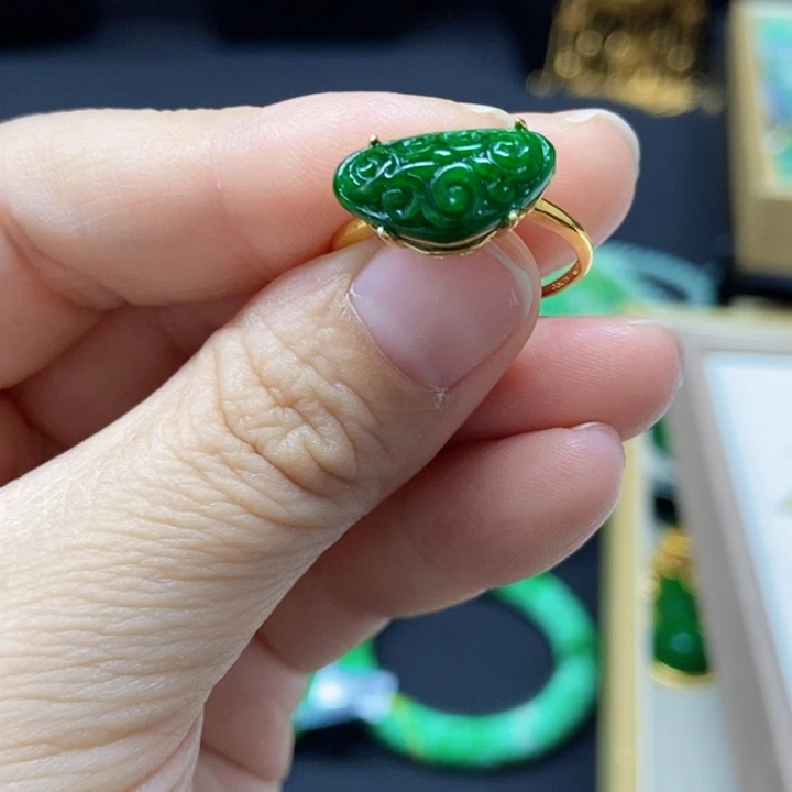 翡翠未镶嵌颈饰戒指