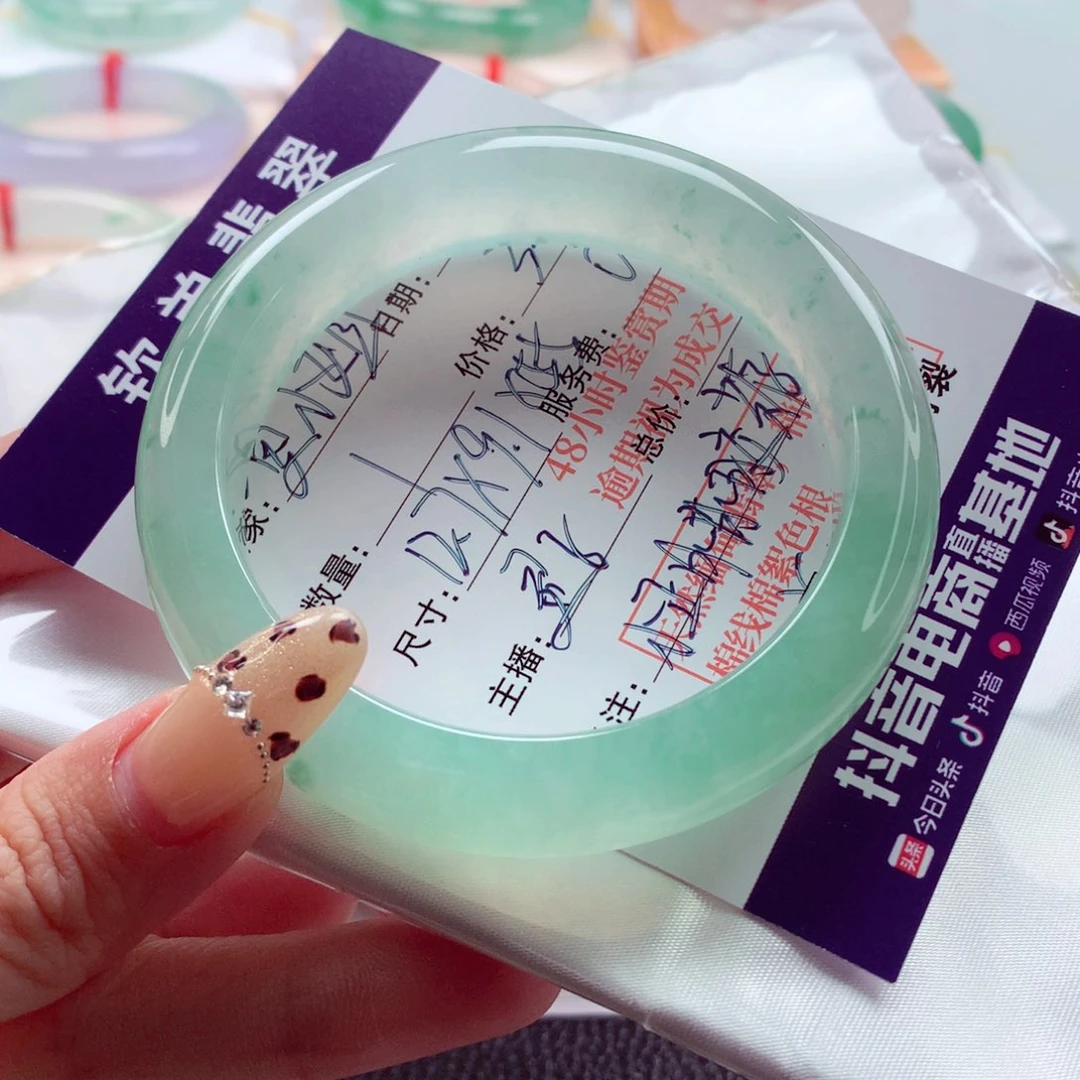 黄***姐翡翠未镶嵌手镯55 起光起胶冰飘绿花 中万品质 灵