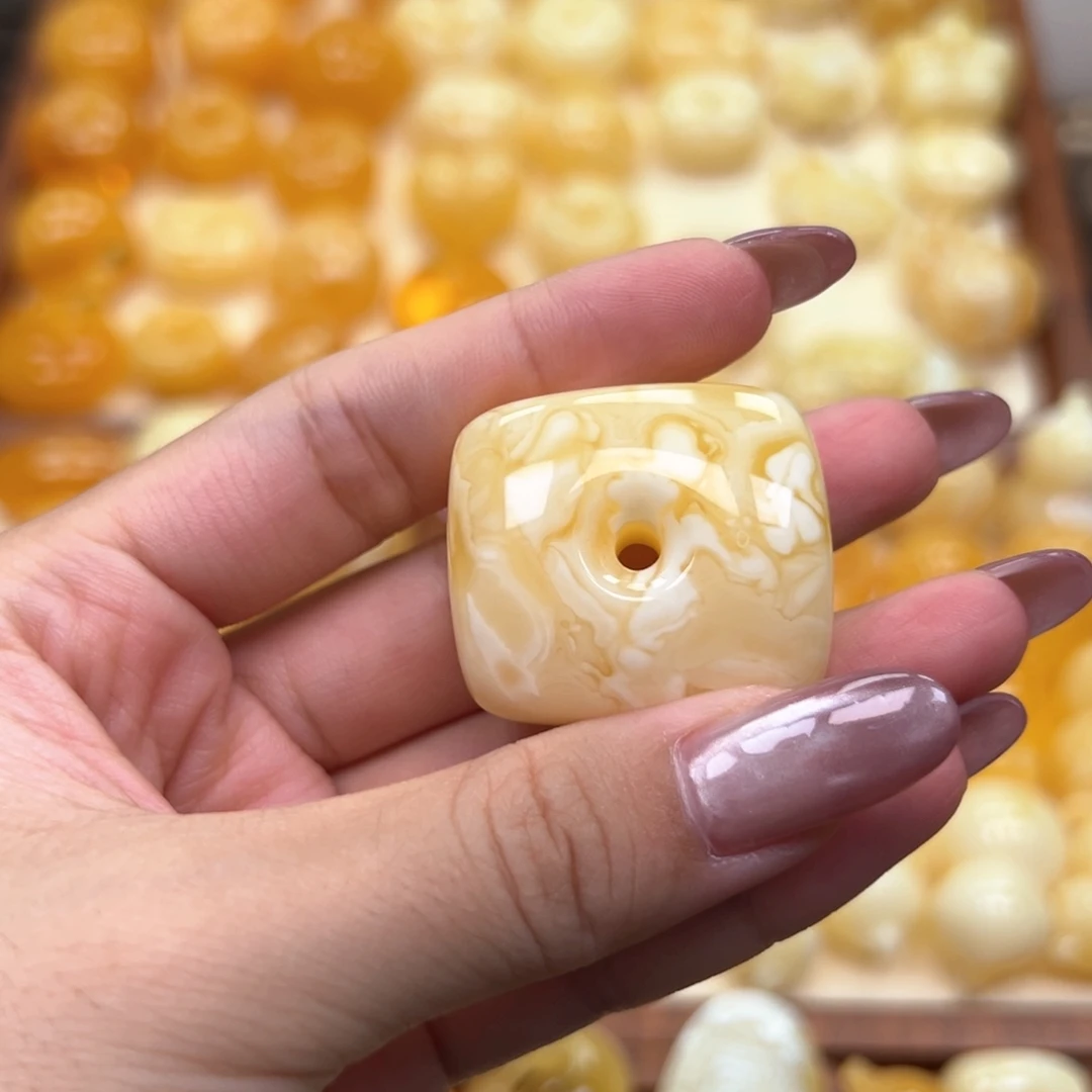 悲***肠琥珀颈饰未镶嵌蜜蜡