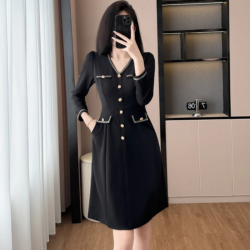 mxd2025法式小香风黑色连衣裙女2025秋季新款单排扣装饰打底裙