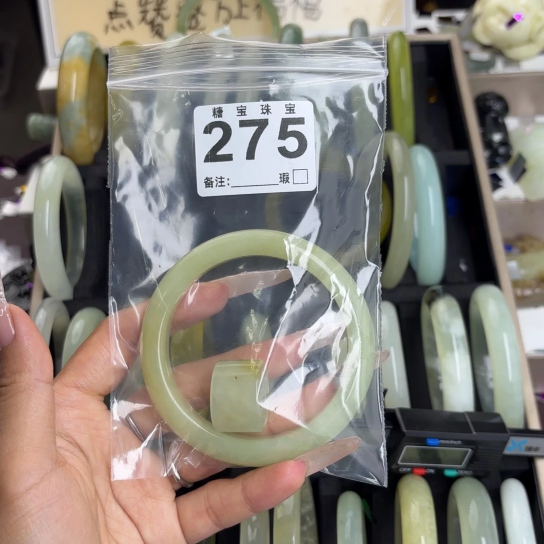 未镶嵌蛇纹石玉手镯是****）